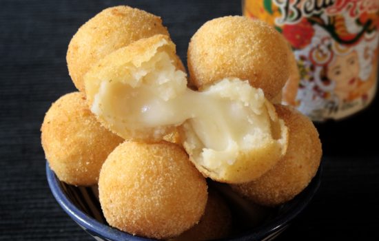 Bolinhas de queijo (Cheese Balls)