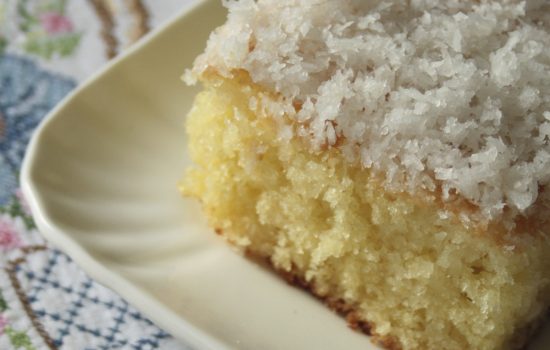 Bolo gostoso com cobertura de coco (Torta deliziosa con copertura al cocco)