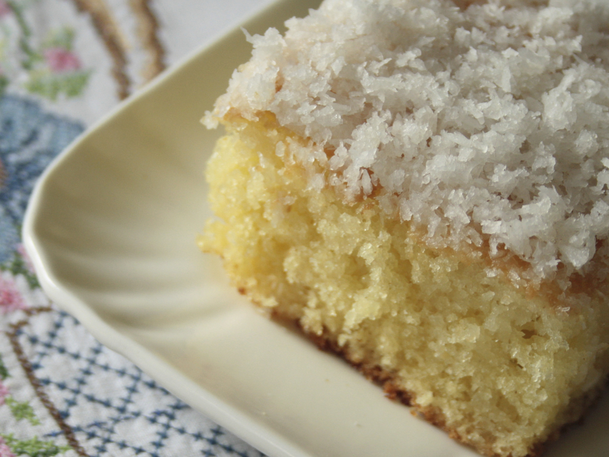 Bolo gostoso com cobertura de coco (Torta deliziosa con copertura al cocco)