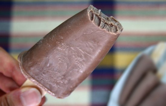 Picolé “Chicabon” caseiro (Gelato al cacao su stecco fatto in casa)