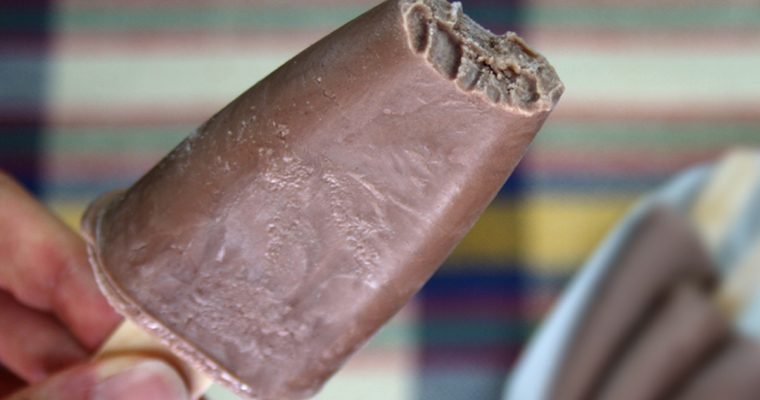 Picolé “Chicabon” caseiro (Homemade Chocolate Ice Cream on a Stick)