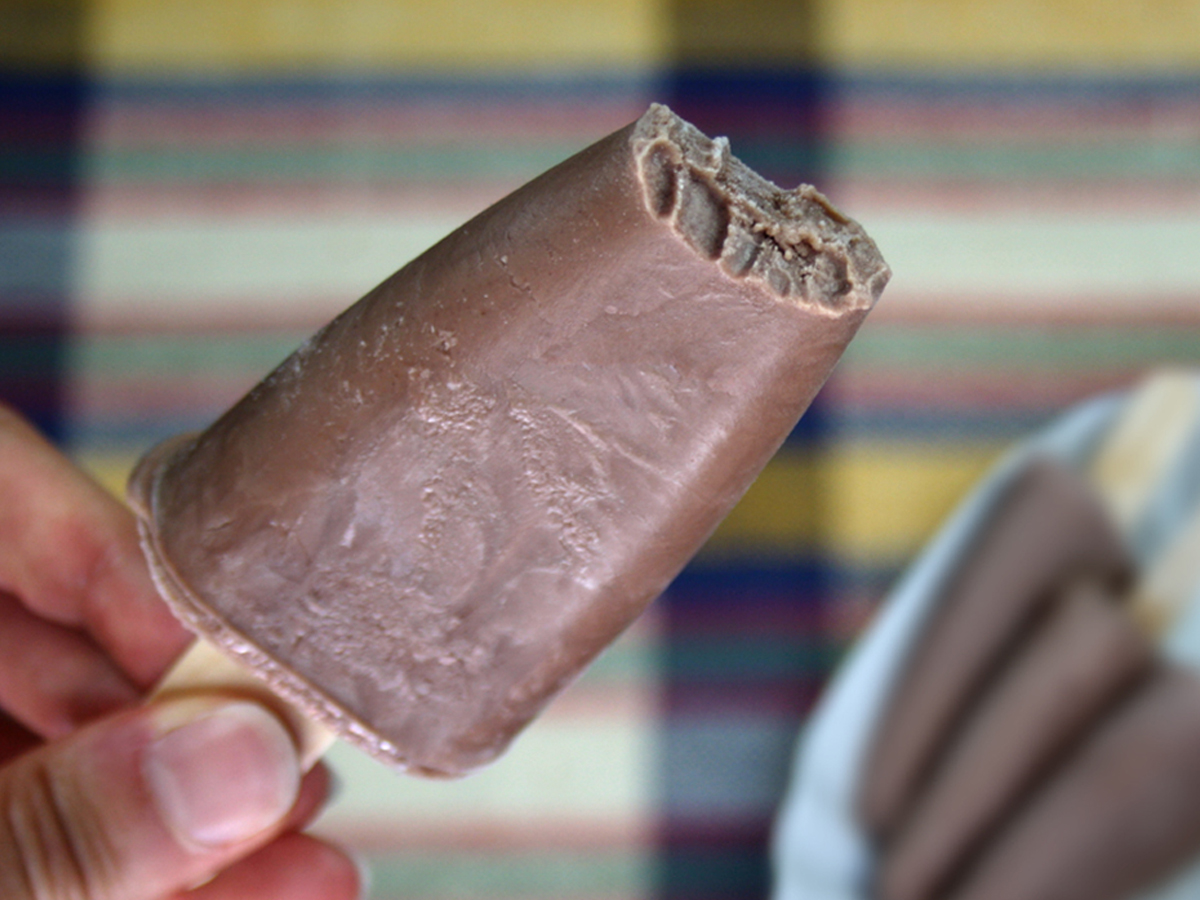 Picolé “Chicabon” caseiro (Homemade Chocolate Ice Cream on a Stick)