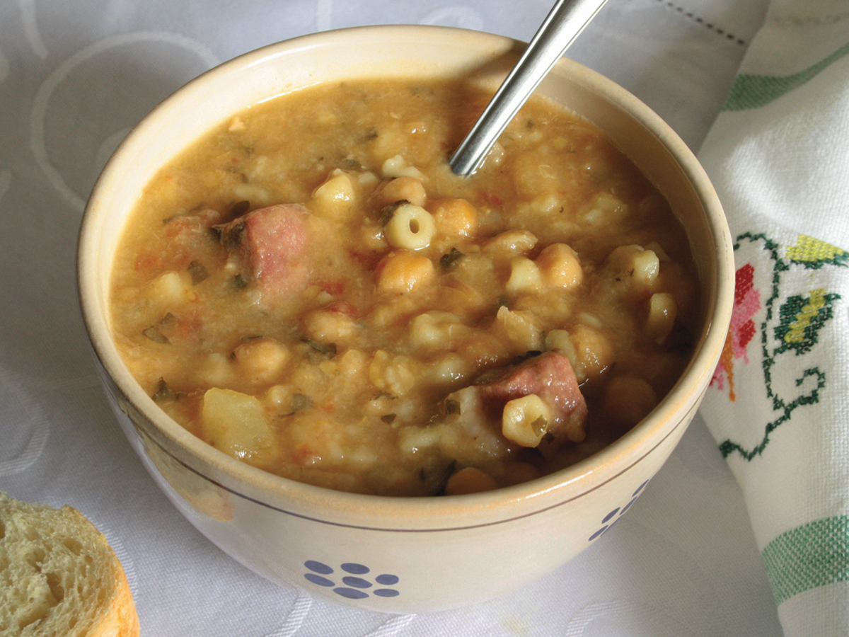 Sopa de grão-de-bico com macarrãozinho (Chickpea and pasta soup)