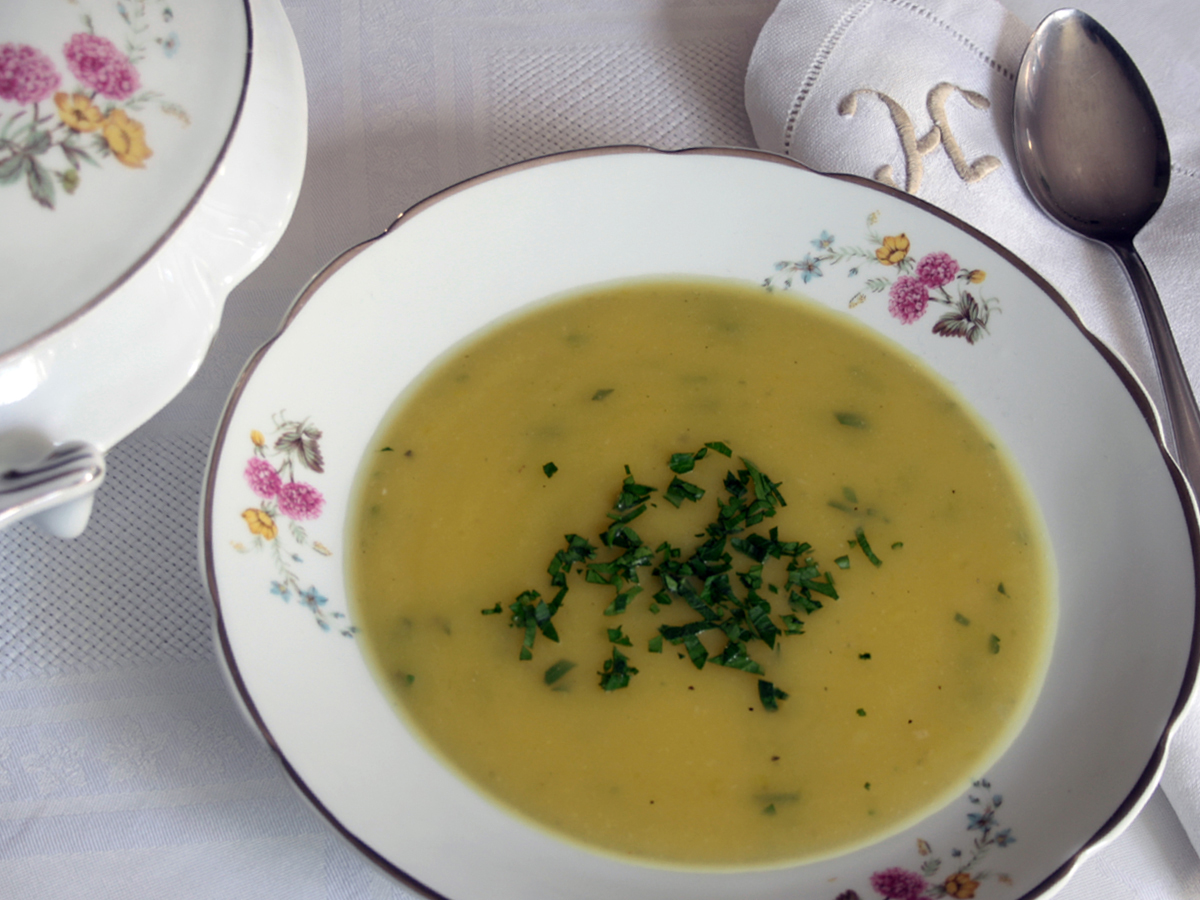 Sopa de mandioquinha (Arracacha creamy soup)