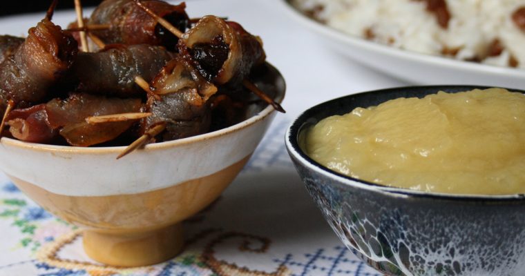 Ameixa com bacon e Purê de maçã (Prunes Wrapped in Bacon and Apple Purée)