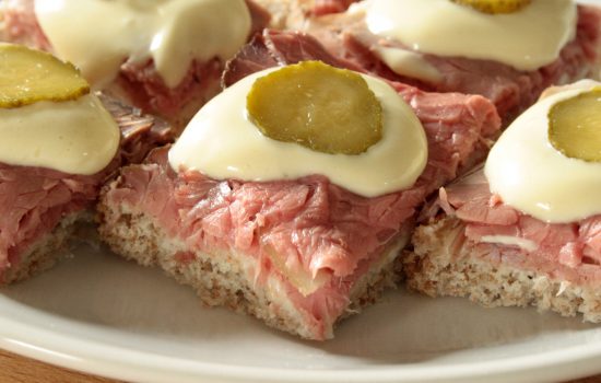 Canapé de rosbife (Tartina all’arrosto di manzo all’inglese)