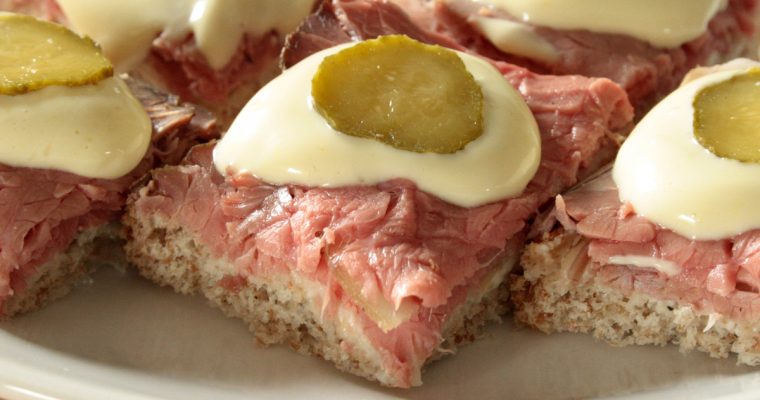 Canapé de rosbife (Tartina all’arrosto di manzo all’inglese)