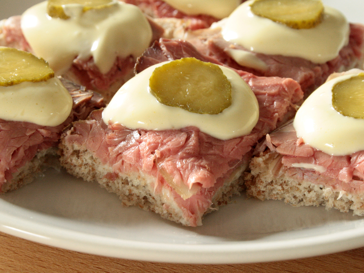 Canapé de rosbife (Tartina all’arrosto di manzo all’inglese)