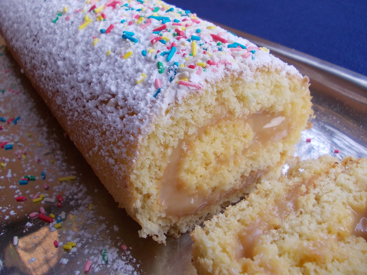 Rocambole de doce de leite (“Dulce de leche” roulade)